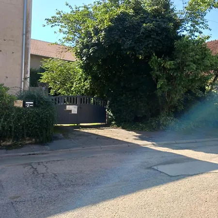 Ferme Aux Arbres, Gite, Rez-de-chaussee, Parking Clos Par Portail * Lanfroicourt